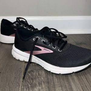 Women’s size 6 Brooks Tennis Shoes